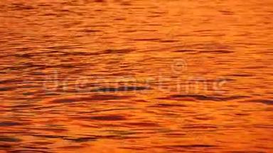日落前海水中的波浪纹理。